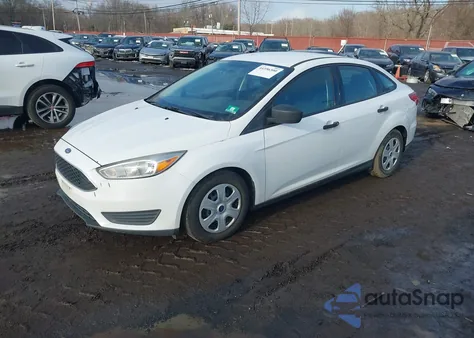 2018 Ford Focus S z USA, uszkodzony, nr VIN 1FADP3E20JL262583